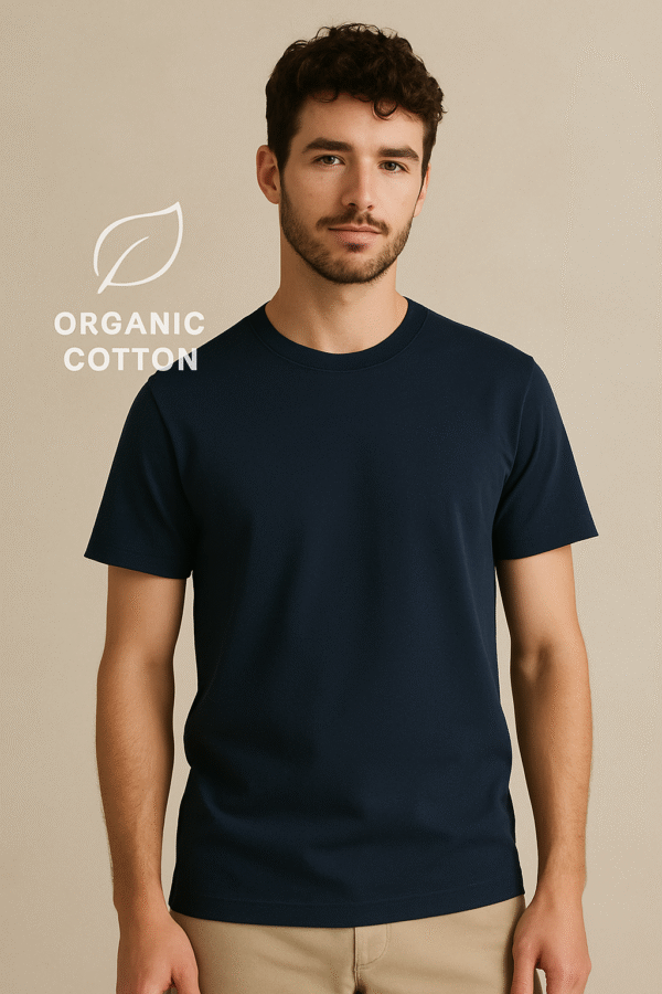 T-shirt Bleu Navy en coton bio, certifié Oeko-Tex 100 Composition 100 % coton . Coupe contemporaine . Type de col rond . Certifié Oeko-Tex 100