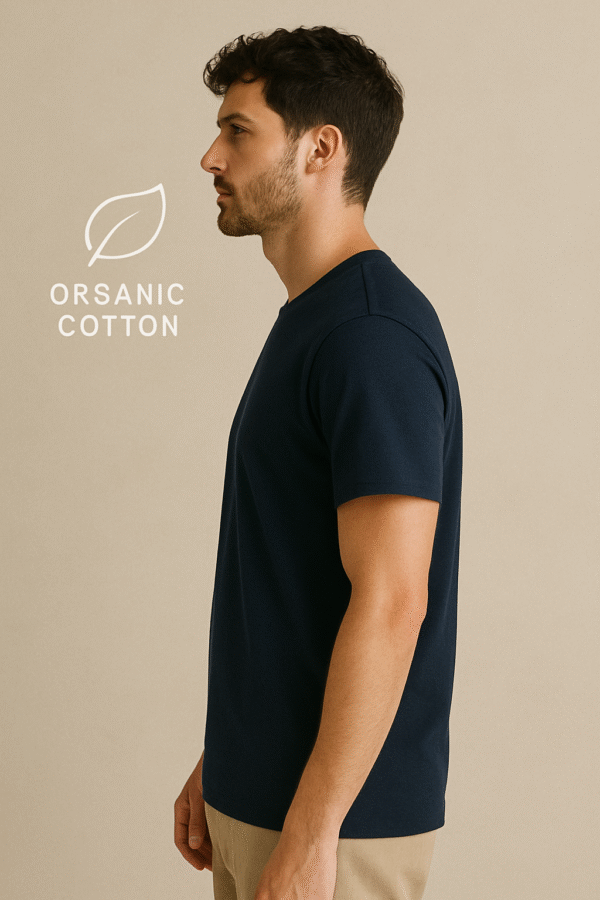 T-shirt Bleu Navy en coton bio, certifié Oeko-Tex 100 Composition 100 % coton . Coupe contemporaine . Type de col rond . Certifié Oeko-Tex 100