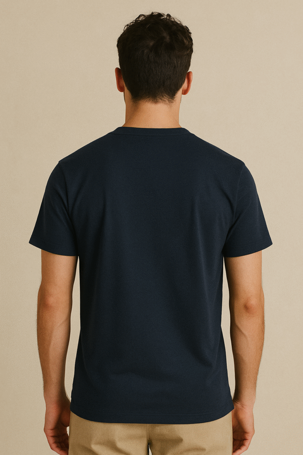 T-shirt Bleu Navy en coton bio, certifié Oeko-Tex 100 Composition 100 % coton . Coupe contemporaine . Type de col rond . Certifié Oeko-Tex 100