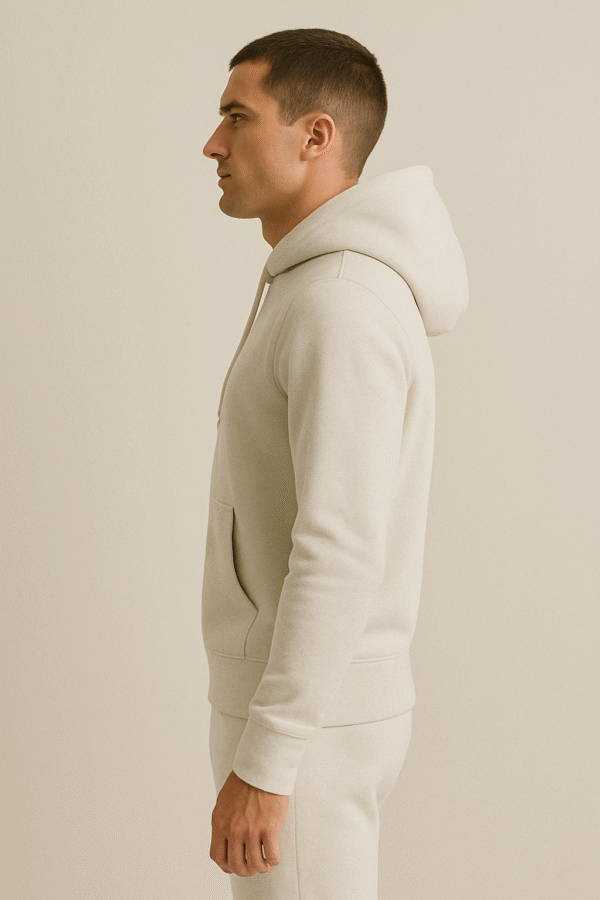 Sweat-shirt Blanc à capuche, en coton certifié RCS https://outrageroyal.com/