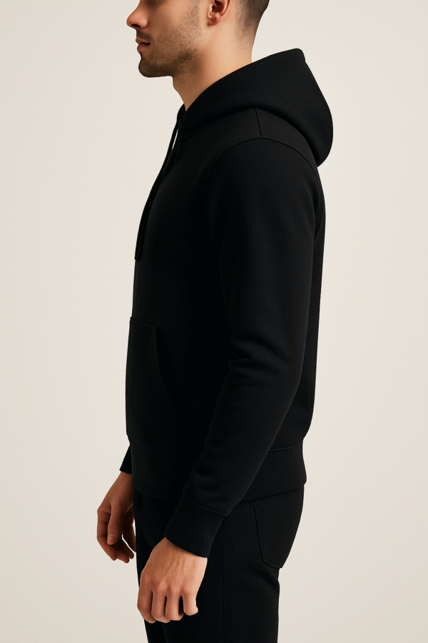 Sweat-shirt Noir à capuche en coton certifié RCS https://outrageroyal.com/categorie-produit/sweat-shirt-homme/sweat-a-capuche/