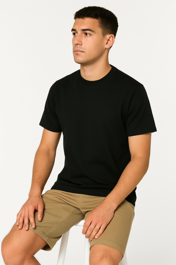 T-shirt jersey Noir en coton bio, certifié Oeko-Tex 100 Composition 100 % coton. Coupe contemporaine. Type de col rond. Certifié Oeko-Tex 100